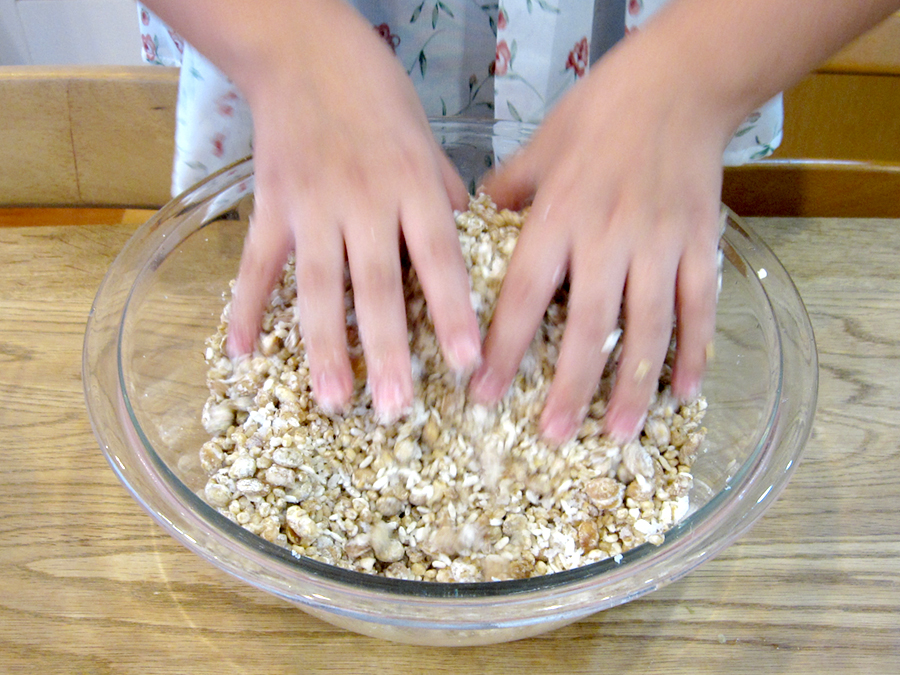 金山寺こうじと塩を混ぜる