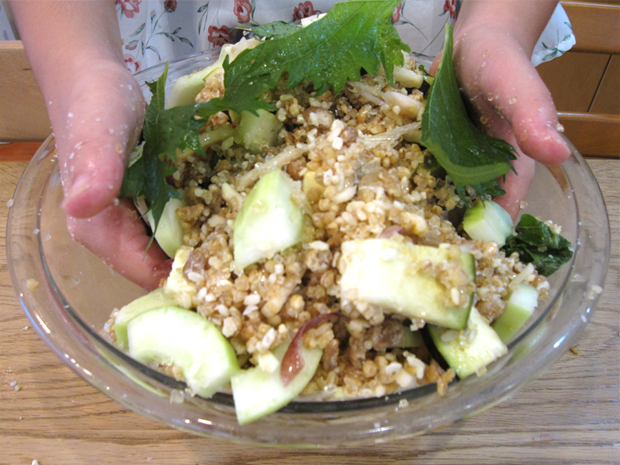野菜を入れてまぜあわせる